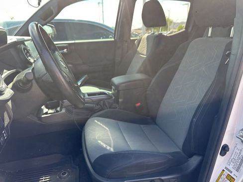 Used 2022 Toyota Tacoma TRD Sport w/ Technology Package AWD/4WD image 4