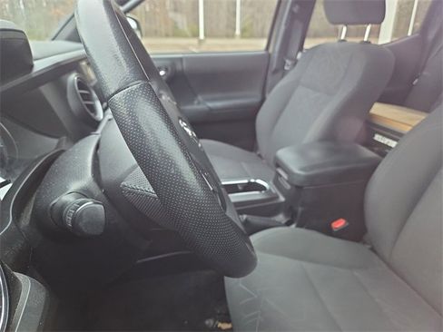 Used 2016 Toyota Tacoma TRD Off-Road image 10