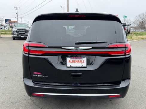 New 2026 Chrysler Pacifica Select image 4