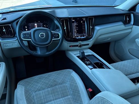 Used 2022 Volvo XC60 B5 Momentum image 2