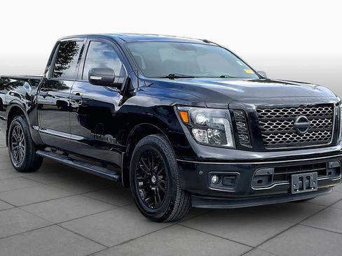 Used 2019 Nissan Titan SV w/ SV Convenience Package RWD image 3