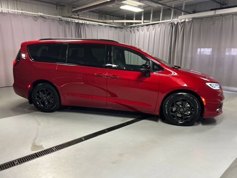 Used 2025 Chrysler Pacifica Premium FWD image 8