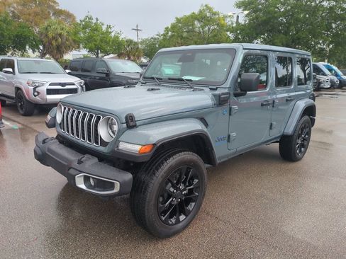 Used 2025 Jeep Wrangler Unlimited Sahara w/ Safety Group AWD/4WD image 10