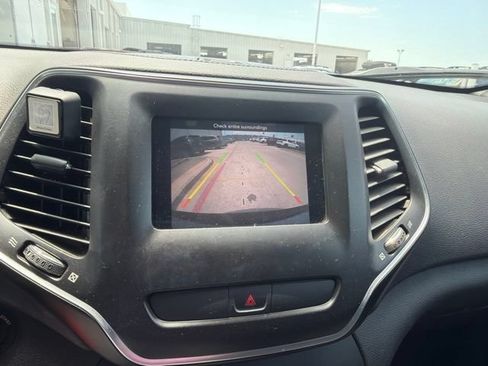 Used 2019 Jeep Cherokee Latitude w/ Popular Appearance Group FWD image 13
