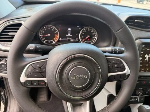 Used 2018 Jeep Renegade Latitude w/ UConnect 8.4 Nav Group AWD/4WD image 12