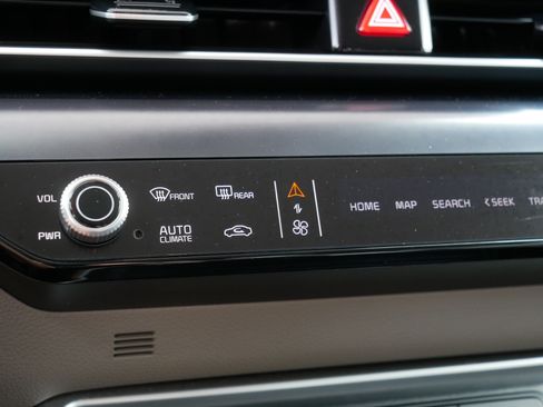 Used 2025 Kia Carnival FWD image 23