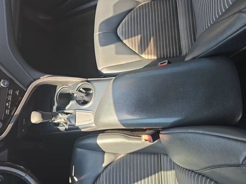 Used 2020 Toyota Camry SE FWD image 17