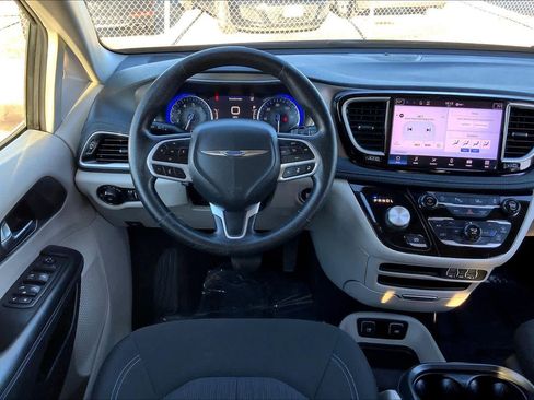 Used 2021 Chrysler Pacifica Touring image 5