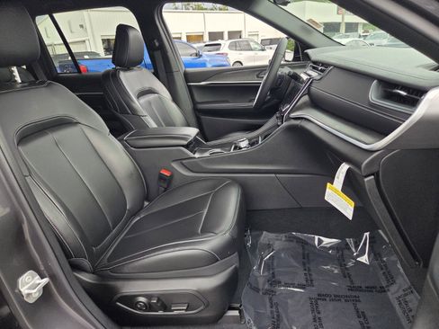 Used 2025 Jeep Grand Cherokee Limited AWD/4WD image 17