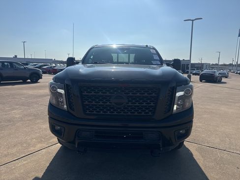 Used 2019 Nissan Titan SV w/ SV Convenience Package image 2