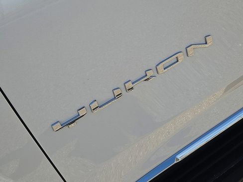 Used 2022 GMC Yukon XL SLT w/ SLT Luxury Package image 12