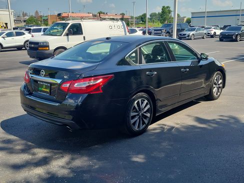 Used 2017 Nissan Altima 2.5 SL w/ Moonroof Package FWD image 4
