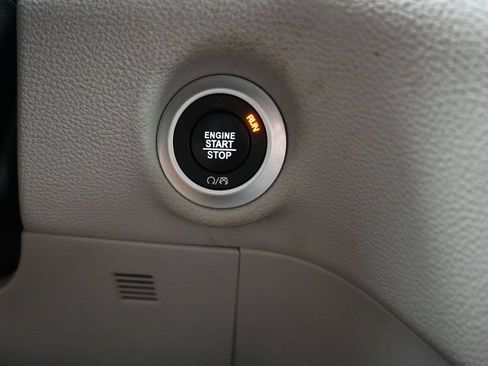 Used 2024 Chrysler Pacifica Limited FWD image 13