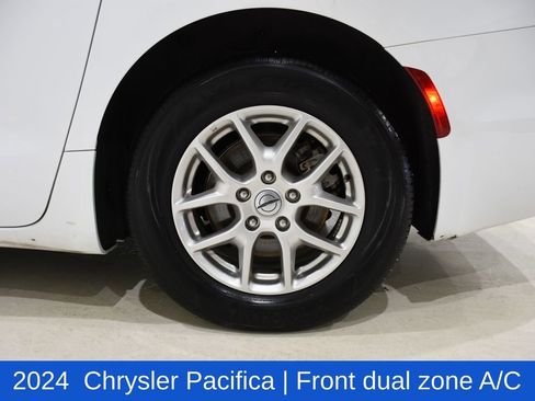 Used 2024 Chrysler Pacifica Touring-L image 6