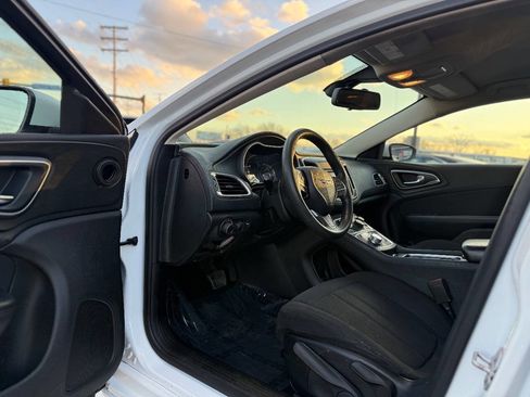 Used 2015 Chrysler 200 Limited image 10