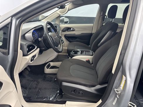 Used 2020 Chrysler Pacifica Touring image 12