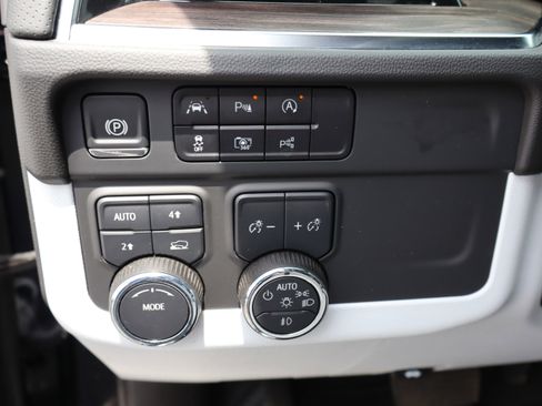 Used 2025 Chevrolet Tahoe Premier AWD/4WD image 20