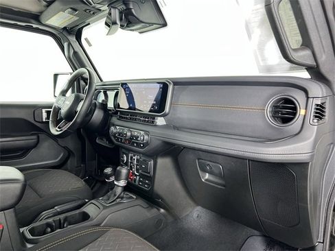 Used 2024 Jeep Gladiator Mojave w/ Technology Group image 30