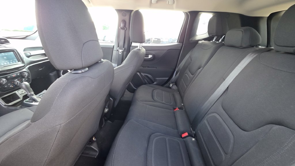 Used 2020 Jeep Renegade Latitude w/ Cold Weather Group FWD image 13