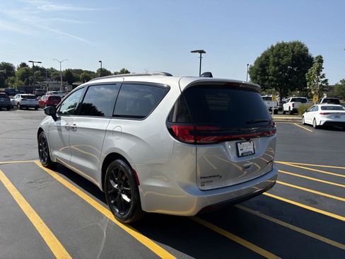 Used 2026 Chrysler Pacifica Limited w/ S Appearance Package FWD image 4