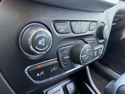 Used 2017 Jeep Cherokee Overland w/ Technology Group AWD/4WD image 18