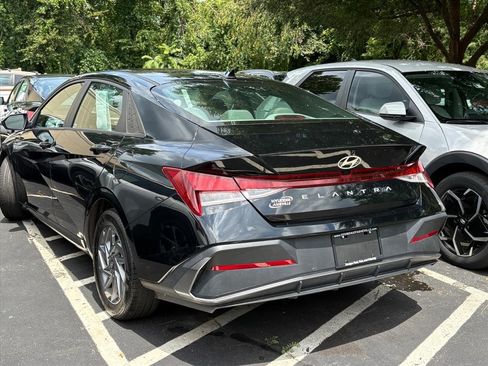 Used 2024 Hyundai Elantra SEL FWD image 3