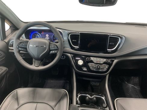 Used 2025 Chrysler Pacifica Limited image 21