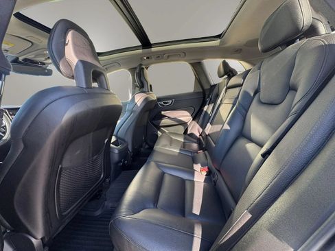 Used 2019 Volvo XC60 T5 Momentum w/ Multimedia Package AWD/4WD image 12