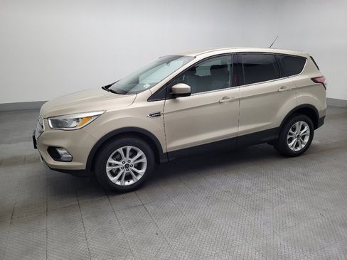 Used 2017 Ford Escape SE image 2