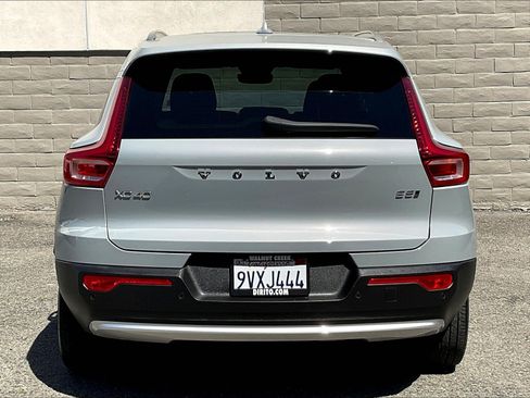 Used 2025 Volvo XC40 B5 Core AWD/4WD image 3