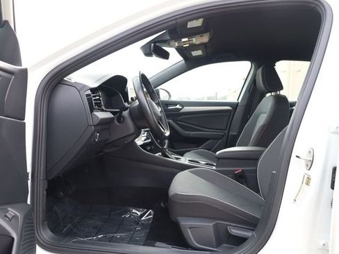 Used 2025 Volkswagen Jetta Sport image 11