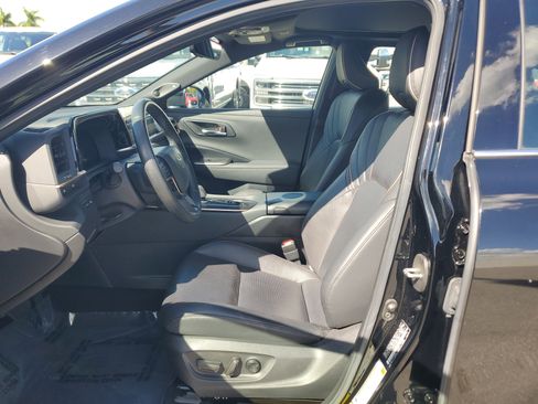 Used 2023 Toyota Crown Limited image 11