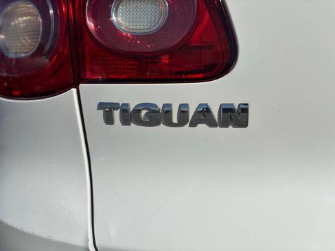 Used 2011 Volkswagen Tiguan S image 40