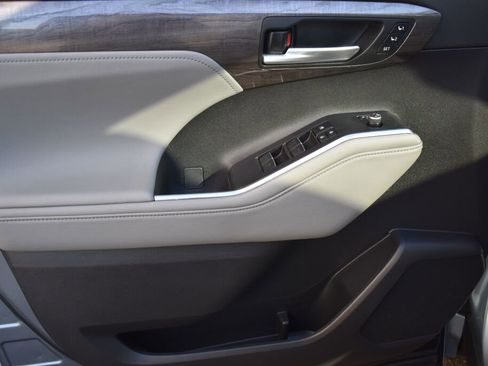 Used 2023 Toyota Highlander Limited image 17