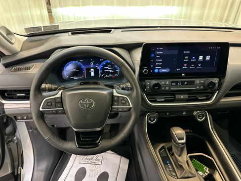 Used 2024 Toyota Grand Highlander Platinum image 3