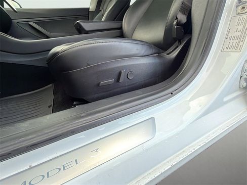 Used 2019 Tesla Model 3 Standard Range Plus image 5