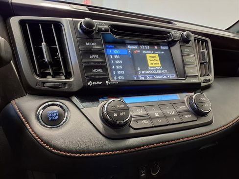 Used 2018 Toyota RAV4 SE image 17