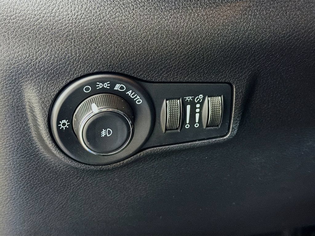 Used 2022 Jeep Compass Trailhawk w/ Trailhawk Convenience Group AWD/4WD image 11