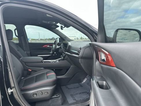 Used 2025 Chevrolet Traverse RS image 29