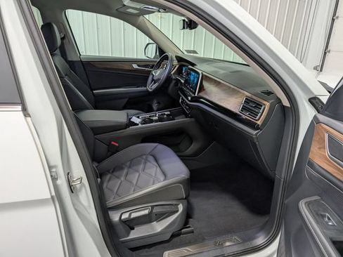 Used 2025 Volkswagen Atlas SE AWD/4WD image 28