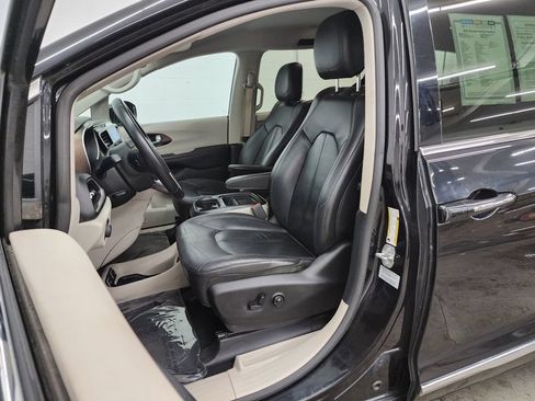 Used 2017 Chrysler Pacifica Touring-L FWD image 12