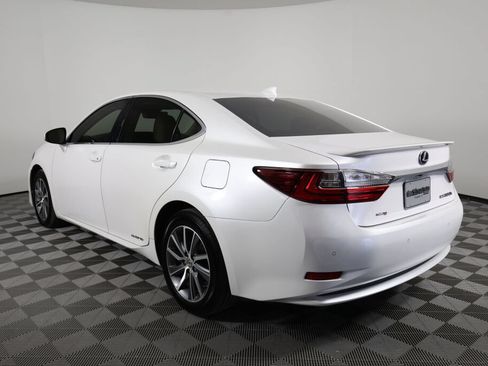 Used 2016 Lexus ES 300h w/ Luxury Package w/Wood Trim FWD image 4