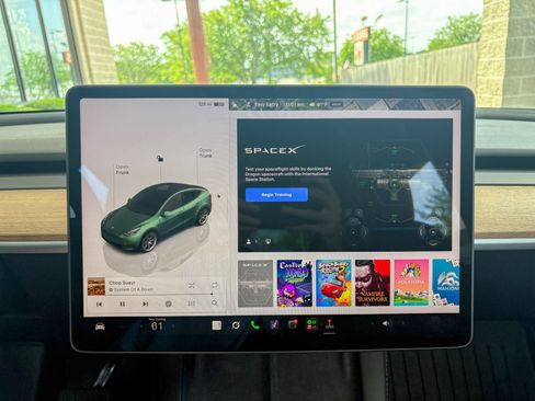 Used 2024 Tesla Model Y Long Range AWD/4WD image 31