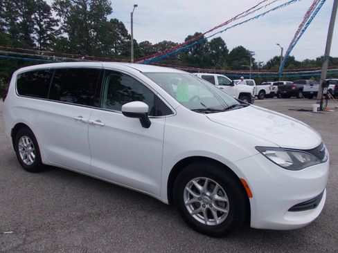 Used 2017 Chrysler Pacifica Touring FWD image 19