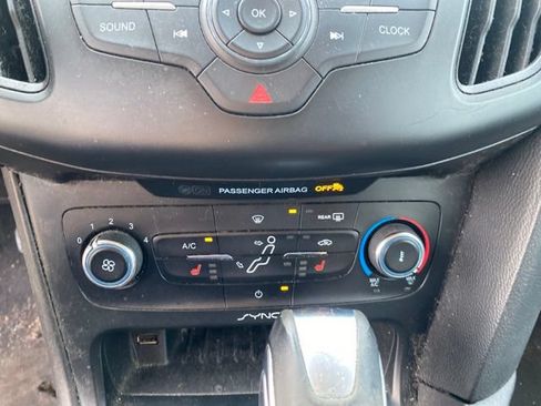 Used 2015 Ford Focus SE w/ SE Cold Weather Package FWD image 22