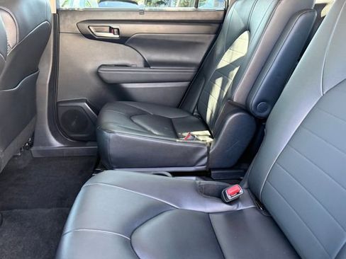 Used 2025 Toyota Highlander XLE FWD image 23
