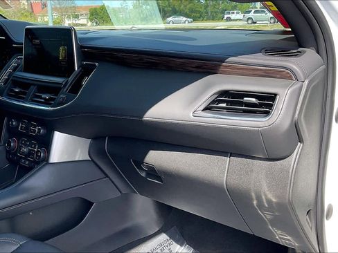 Used 2022 Chevrolet Suburban LT w/ Luxury Package image 16