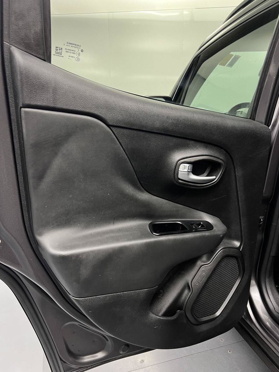 Used 2019 Jeep Renegade Altitude w/ Quick Order Package 2XM FWD image 19