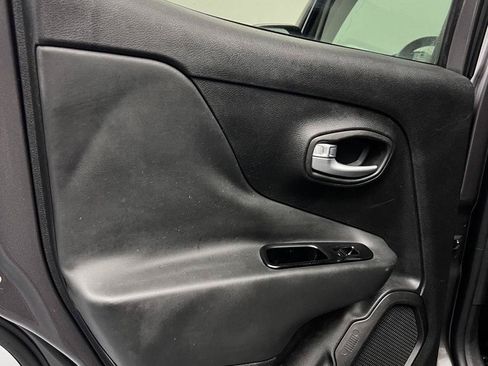 Used 2019 Jeep Renegade Altitude w/ Quick Order Package 2XM FWD image 19