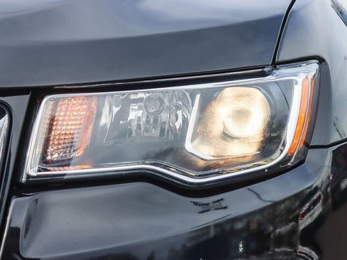 Used 2022 Jeep Grand Cherokee Laredo X image 7